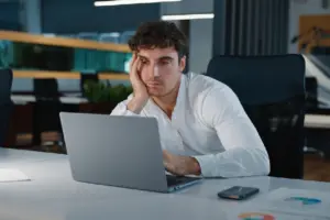 Frustrierter Unternehmer am Laptop